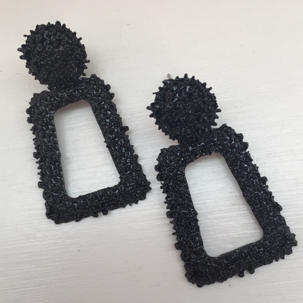 🔴𝟱/$𝟭𝟱🔴𝗖𝗟𝗘𝗔𝗥𝗔𝗡𝗖𝗘 Black Earrings NEW - Picture 3 of 10